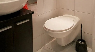Quels repose pieds & autres bancs de toilette pour des petits WC ?
